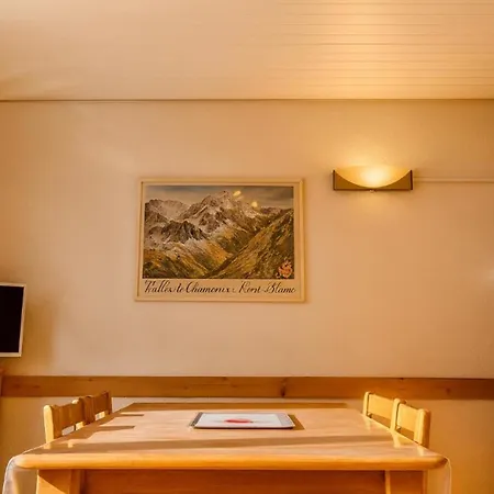 Bright With Views Of Mont Blanc דירה